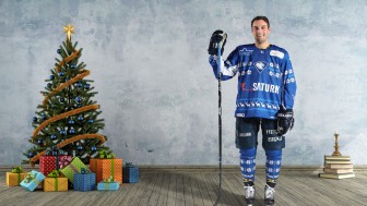 Es weihnachtet sehr: Colton Jobke im neuen Weihnachtstrikot. Foto: Stefan Bösl und Archideaphoto Es weihnachtet sehr: Colton Jobke im neuen Weihnachtstrikot. Foto: Stefan Bösl und Archideaphoto
