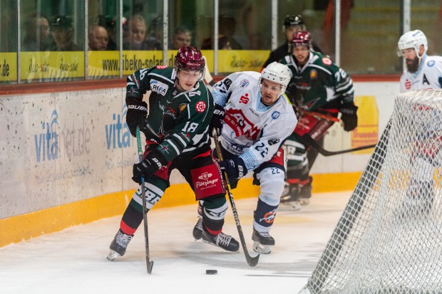 Der 18-jährige Stürmer Henriquez-Morales (li.) feierte bereits in der Saison 2017/18 sein Profidebüt für die Starbulls Rosenheim.
Foto: Ludwig Schirmer