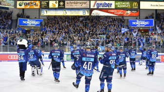 Endlich wieder gemeinsam Eishockey erleben!
Jetzt Dauerkarte sichern!
Foto: Johannes TRAUB / JT-Presse.de Endlich wieder gemeinsam Eishockey erleben!
Jetzt Dauerkarte sichern!
Foto: Johannes TRAUB / JT-Presse.de