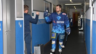 Seien Sie hautnah dabei: Wayne Simpson vor einem Heimspiel im Kabinengang der Saturn-Arena.
Foto: Traub/JT-Presse Seien Sie hautnah dabei: Wayne Simpson vor einem Heimspiel im Kabinengang der Saturn-Arena.
Foto: Traub/JT-Presse
