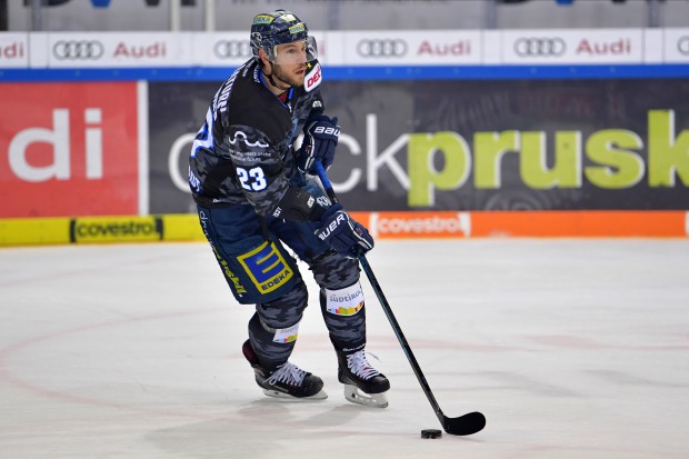 In der aktuellen Ebay-Auktion gibt es unter anderem das Camouflage-Trikot von Maury Edwards.
Foto: Johannes TRAUB / JT-Presse.de