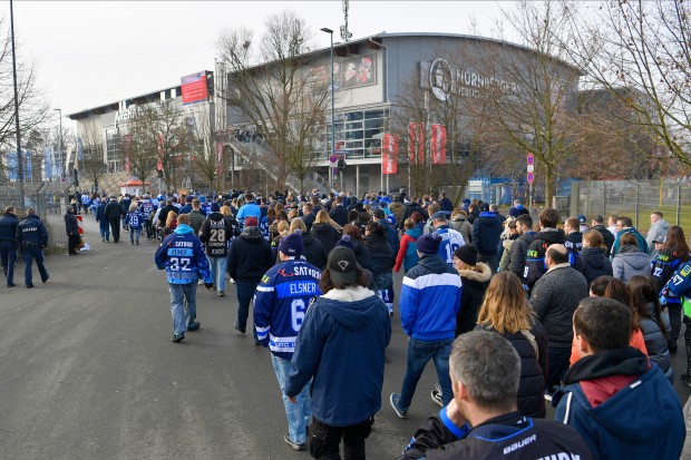 Fans des Sonderzuges auf dem Weg ins Stadion, Nürnberg Ice Tigers gegen ERC Ingolstadt am 26.01.2020 in Nürnberg,
Foto: Johannes TRAUB / JT-Presse.de