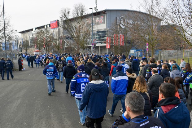 Fans des Sonderzuges auf dem Weg ins Stadion, Nürnberg Ice Tigers gegen ERC Ingolstadt am 26.01.2020 in Nürnberg,
Foto: Johannes TRAUB / JT-Presse.de