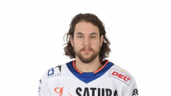 Kris Foucault präsentiert das Jersey, in dem die Panther am 23. Februar spielen werden. Kris Foucault präsentiert das Jersey, in dem die Panther am 23. Februar spielen werden.
