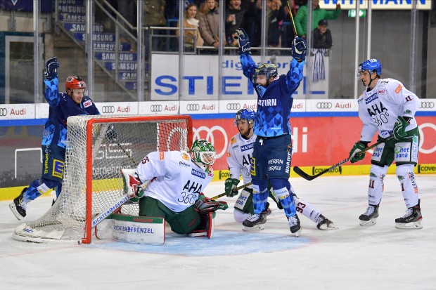 Durch einen Doppelpack bescherte Wayne Simpson (li.) dem ERC den vierten Derbysieg der Saison gegen Augsburg.
Foto: Johannes TRAUB / JT-Presse.de