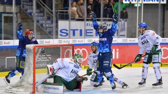 Durch einen Doppelpack bescherte Wayne Simpson (li.) dem ERC den vierten Derbysieg der Saison gegen Augsburg.
Foto: Johannes TRAUB / JT-Presse.de Durch einen Doppelpack bescherte Wayne Simpson (li.) dem ERC den vierten Derbysieg der Saison gegen Augsburg.
Foto: Johannes TRAUB / JT-Presse.de