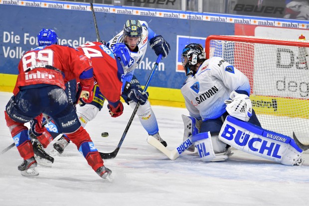 Mit vereinten Kräften. Die Panther um den erneut starken Goalie Jochen Reimer erkämpfen sich in Mannheim einen Punkt.
Foto: Johannes TRAUB / JT-Presse.de