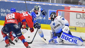 Mit vereinten Kräften. Die Panther um den erneut starken Goalie Jochen Reimer erkämpfen sich in Mannheim einen Punkt.
Foto: Johannes TRAUB / JT-Presse.de Mit vereinten Kräften. Die Panther um den erneut starken Goalie Jochen Reimer erkämpfen sich in Mannheim einen Punkt.
Foto: Johannes TRAUB / JT-Presse.de