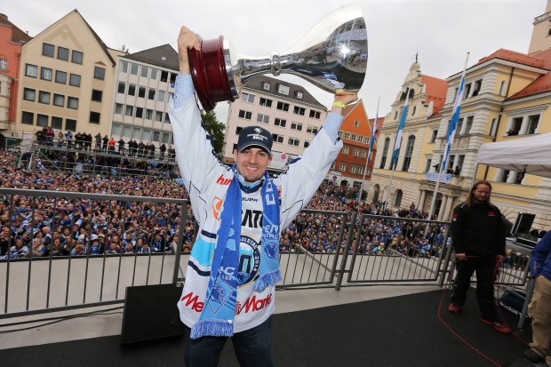 Jared Ross stemmt 2014 den Pokal auf dem Rathausbalkon in die Luft.
Foto: Bösl/kbumm.de