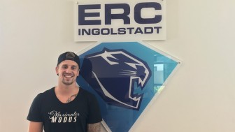Neuzugang Hans Detsch vor dem Logo des ERC Ingolstadt Neuzugang Hans Detsch vor dem Logo des ERC Ingolstadt