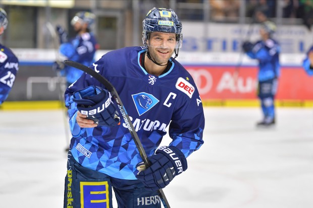 Unter anderem das Heimtrikot von Kapitän Dustin Friesen steht ab heute Abend zur Versteigerung.
Foto: Johannes TRAUB / JT-Presse.de
