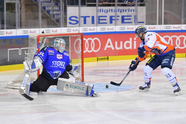 Ein Tor macht den Unterschied. Der ERC um David Elsner (hier beim 2:0) gewinnen das Heimspiel gegen Schwenningen knapp.
Foto: Johannes Traub/JT-Presse