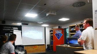 Der erste Preis den wir im diesjährigen Dauerkarten-Gewinnspiel vorstellen, ist die Videoanalyse mit Co-Trainer Tim Regan. Der erste Preis den wir im diesjährigen Dauerkarten-Gewinnspiel vorstellen, ist die Videoanalyse mit Co-Trainer Tim Regan.