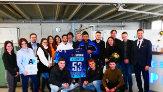 In einer der Werkshallen von Gebrüder Peters wurde das Zertifikat für den Ausbildungschampion, sowie ein ERC-Trikot und Karten für ein Heimspiel der Panther überreicht. In einer der Werkshallen von Gebrüder Peters wurde das Zertifikat für den Ausbildungschampion, sowie ein ERC-Trikot und Karten für ein Heimspiel der Panther überreicht.