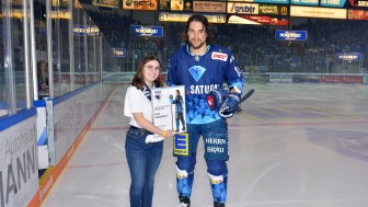 Kris Foucault bekam vor dem Heimspiel gegen die DEG seine Urkunde von ERC-Fan Vanessa überreicht.
Foto: Johannes TRAUB / JT-Presse.de Kris Foucault bekam vor dem Heimspiel gegen die DEG seine Urkunde von ERC-Fan Vanessa überreicht.
Foto: Johannes TRAUB / JT-Presse.de
