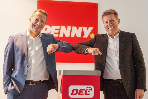 Stefan Magel, Bereichsvorstand Handel Deutschland der REWE Group und COO von PENNY und DEL-Geschätsführer Gernot Tripcke besiegeln die Partnerschaft.
Foto: DEL