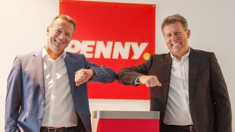 Stefan Magel, Bereichsvorstand Handel Deutschland der REWE Group und COO von PENNY und DEL-Geschätsführer Gernot Tripcke besiegeln die Partnerschaft.
Foto: DEL Stefan Magel, Bereichsvorstand Handel Deutschland der REWE Group und COO von PENNY und DEL-Geschätsführer Gernot Tripcke besiegeln die Partnerschaft.
Foto: DEL