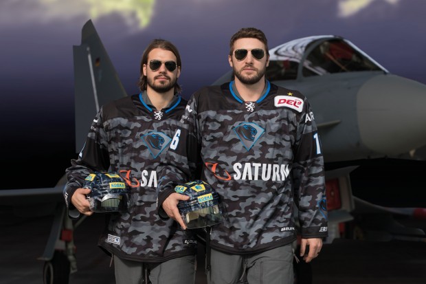 Stylisch: Mirko Höfflin und Brett Olson präsentieren als "TopGun-Piloten" das neue ERC-Trikot...

Foto: Bösl