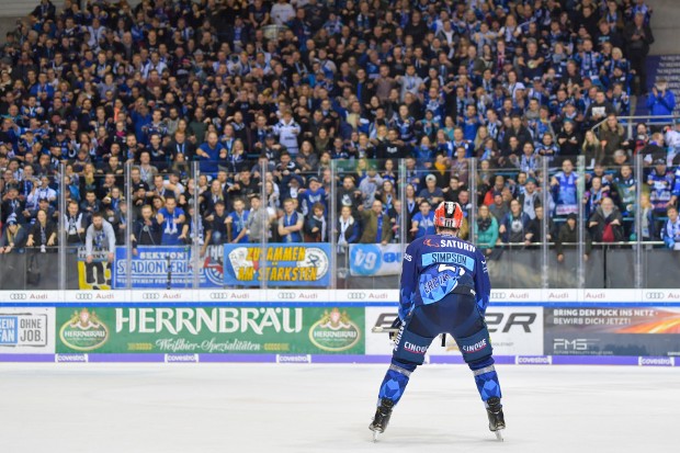 Wayne Simpson feiert mit den Panther-Fans in der Kurve.
Foto: Johannes TRAUB / JT-Presse.de