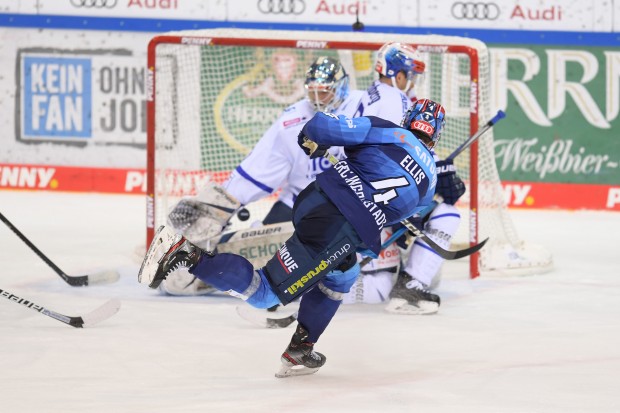 Morgan Ellis trifft per Schlagschuss zum vorentscheidenden 3:0.
Foto: Johannes Traub/JT-Presse.de