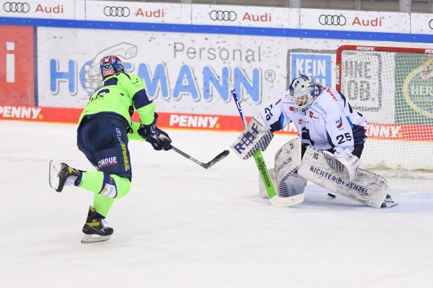 Der entscheidende Penaltytreffer von Daniel Pietta durch die Beine von Tigers-Goalie Sebastian Vogl.
Foto: Johannes Traub/JT-Presse.de