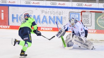 Der entscheidende Penaltytreffer von Daniel Pietta durch die Beine von Tigers-Goalie Sebastian Vogl.
Foto: Johannes Traub/JT-Presse.de Der entscheidende Penaltytreffer von Daniel Pietta durch die Beine von Tigers-Goalie Sebastian Vogl.
Foto: Johannes Traub/JT-Presse.de