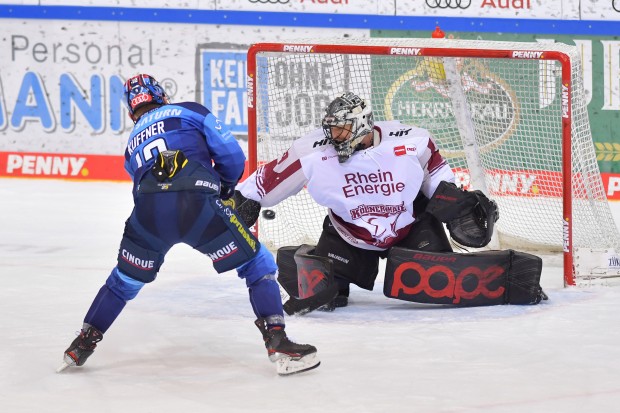 Der entscheidende Treffer. Ryan Kuffner überwindet Justin Pogge im Shootout.
Foto: Johannes Traub/JT-Presse.de