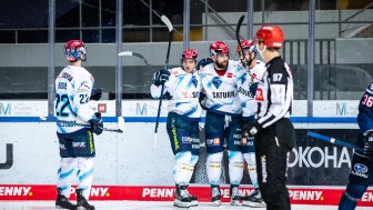 Die Panther bejubeln das 1:0 durch Brandon DeFazio (zweiter von rechts).
Foto: City-Press Die Panther bejubeln das 1:0 durch Brandon DeFazio (zweiter von rechts).
Foto: City-Press