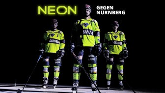 Colton Jobke, Mirko Höfflin und Tim Wohlgemuth (v.l.n.r.) präsentieren das dritte Trikot der Panther. Colton Jobke, Mirko Höfflin und Tim Wohlgemuth (v.l.n.r.) präsentieren das dritte Trikot der Panther.