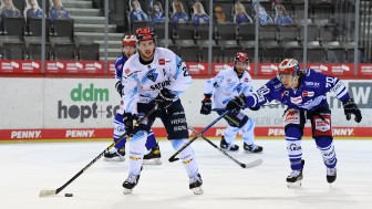 ERC-Topscorer Wayne Simpson will mit den Panther den dritten Sieg in Folge einfahren.
Foto: Sven Lägler/DEL-Fotosharing ERC-Topscorer Wayne Simpson will mit den Panther den dritten Sieg in Folge einfahren.
Foto: Sven Lägler/DEL-Fotosharing