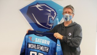 Wolfgang Sager konnte als einer der wenigen Gewinner seinen Preis einlösen: Ein unterschriebenes ERC-Trikot der aktuellen Saison. Wolfgang Sager konnte als einer der wenigen Gewinner seinen Preis einlösen: Ein unterschriebenes ERC-Trikot der aktuellen Saison.