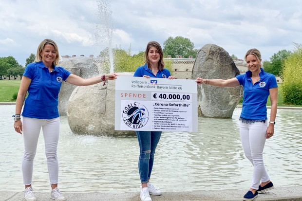 Ein Scheck in Höhe von 40.000 Euro übergab der Vorstand von Goals for Kids im Sommer symbolisch an seine Einrichtungen - als "Corona-Soforthilfe". 