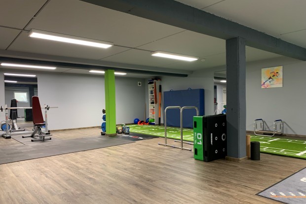 Ein großer Trainingsraum steht im Therapiezentrum Mailing zur Verfügung.