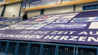 Die Banner auf den Rängen der SATURN-Arena hängen. Dies wird auch thematisiert in Folge 4 des ERC Updates... Die Banner auf den Rängen der SATURN-Arena hängen. Dies wird auch thematisiert in Folge 4 des ERC Updates...