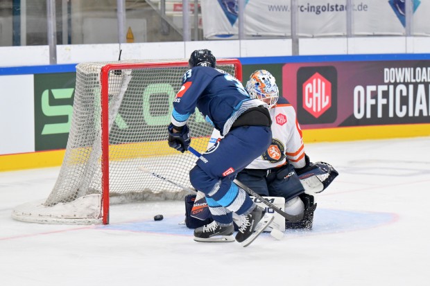 Charles Bertrand mit seinem Treffer beim Vorrunden-Heimspiel gegen die Växjö Lakers.
Foto: Johannes Traub / JT-Presse.de