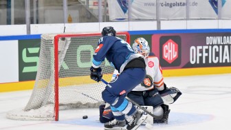 Charles Bertrand mit seinem Treffer beim Vorrunden-Heimspiel gegen die Växjö Lakers.
Foto: Johannes Traub / JT-Presse.de