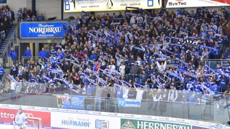 Im Block F, dem Herz der Fankurve, ist bereits am Samstag stehen wieder erlaubt.
Foto: Johannes TRAUB / ST-Foto.de  