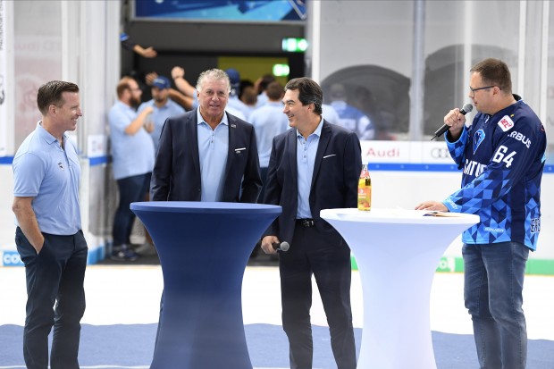 Co-Trainer Tim Regan, Chef-Trainer Doug Shedden und Sportdirektor Larry Mitchell im Gespräch mit Stadionsprecher Hannes Langer bei der letzten Saisoneröffnungsfeier mit Fans am 10.08.2019. Foto: JT-Presse.de / Johannes TRAUB