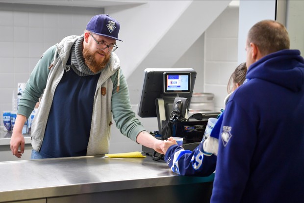 An den Kiosken der SATURN-Arena wird es zur neuen Saison  Preisanpassungen geben.
Foto: Johannes TRAUB / JT-Presse.de