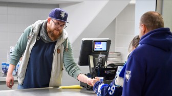 An den Kiosken der SATURN-Arena wird es zur neuen Saison Preisanpassungen geben.
Foto: Johannes TRAUB / JT-Presse.de An den Kiosken der SATURN-Arena wird es zur neuen Saison Preisanpassungen geben.
Foto: Johannes TRAUB / JT-Presse.de