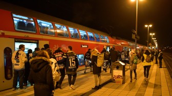Mit dem Zug reisen Sie zu einem Auswärtsspiel innerhalb Bayerns.
Foto: Johannes TRAUB / JT-Presse.de Mit dem Zug reisen Sie zu einem Auswärtsspiel innerhalb Bayerns.
Foto: Johannes TRAUB / JT-Presse.de