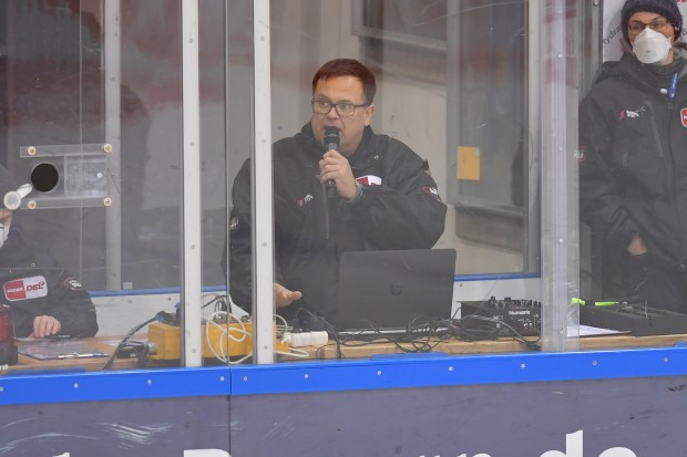 Stadionsprecher Hannes Langer an seinem Platz am Sprechertisch. 
Foto: Johannes TRAUB / JT-Presse.de