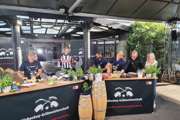 Emil Quaas (3.v.r.) und Kevin Reich (4.v.r.) vertraten die Panther bei der PENNY DEL Grillmeisterschaft.