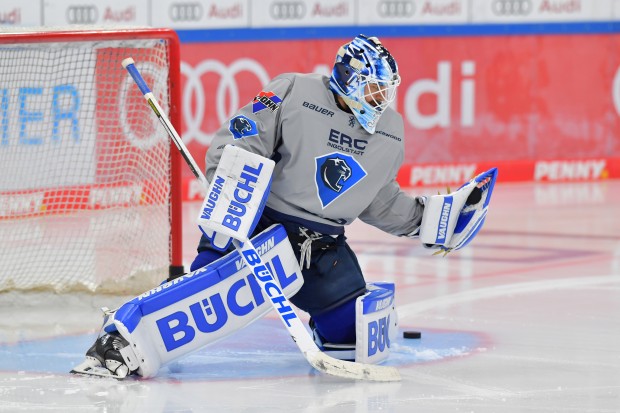 Neuzugang Kevin Reich beim ersten Eistraining.