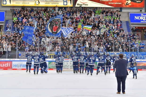 Panther-Spieler und -Fans feierten den Heimsieg gegen Schwenningen ausgelassen.
Foto: Johannes Traub/JT-Presse.de