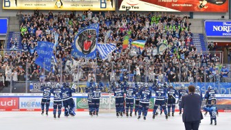 Panther-Spieler und -Fans feierten den Heimsieg gegen Schwenningen ausgelassen.
Foto: Johannes Traub/JT-Presse.de