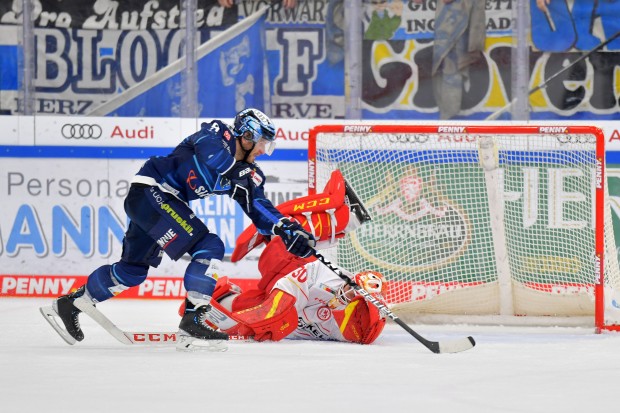 Frederik Storms Overtime-Tor sicherte den ERC-Sieg im ersten Saisonduell.
Foto: Johannes Traub