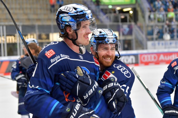 Mit Freunden zum Eishockey: Gratis-Ticket für alle Dauerkartenbesitzer.
Foto: Johannes Traub/JT-Presse.de