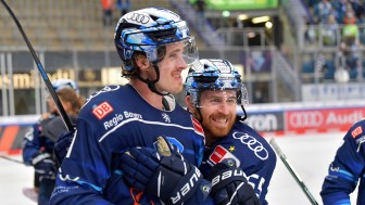 Mit Freunden zum Eishockey: Gratis-Ticket für alle Dauerkartenbesitzer.
Foto: Johannes Traub/JT-Presse.de