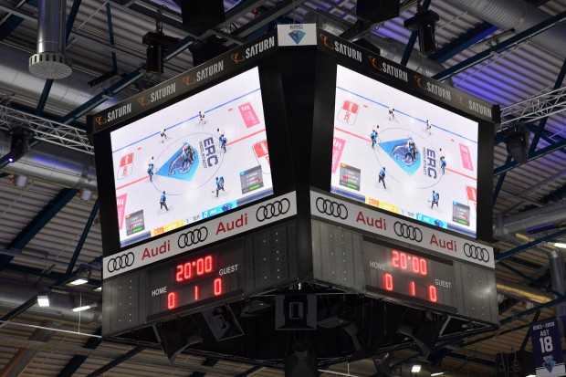 NHL22-Duell auf dem Videowürfel der SATURN-Arena.
Foto: Johannes Traub/JT-Presse.de
